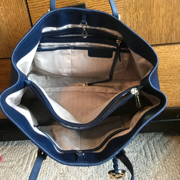 Michael Kors shoulder bag 💙 - Picture 2 of 2